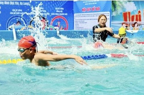 Quảng Ninh: Tổ chức lớp tập huấn bơi an toàn, cứu đuối ở các địa phương.