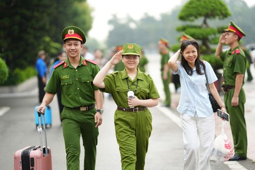 Gần 300 học sinh học kỹ năng sinh tồn, thoát hiểm tại Học viện Cảnh sát Nhân dân