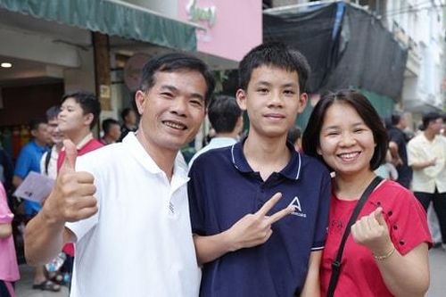 Sĩ tử Hà Nội vỡ òa cảm xúc sau khi hoàn thành kỳ thi vào lớp 10