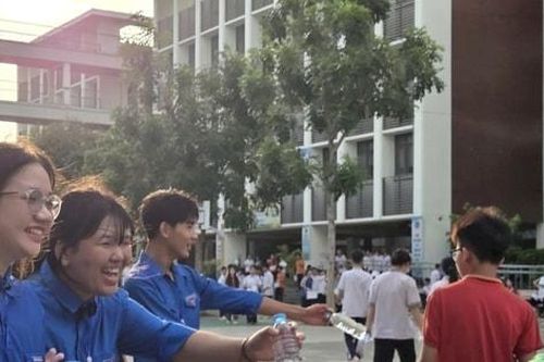 Áo xanh ngoài phòng thi, giữ lửa niềm tin