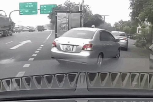 Hà Nội: Hỏi CSGT 'Em không biết anh à', tài xế ô tô và người đi cùng nhận cái 'kết đắng'