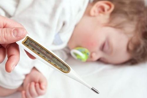 Mùa hè cảnh giác với sốt virus ở trẻ em