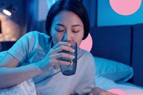 Uống nước trước khi ngủ: Lợi ích và tác hại cần biết