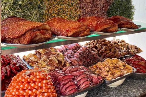 Quán bún mắm miền Tây hút 'triệu view' vì quầy nguyên liệu đều tăm tắp