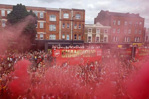 Biển người diễu hành mừng cúp vô địch Ngoại hạng Anh của Arsenal