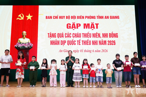 An Giang: Họp mặt, vui chơi và tặng quà cho con em cán bộ Biên phòng