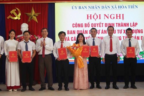 Xã Hòa Tiến thành lập Ban Quản lý dự án đầu tư xây dựng xã và công bố quyết định công tác cán bộ