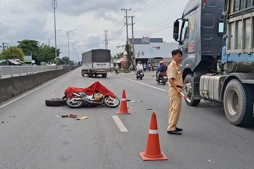 Tông đuôi xe tải trên Quốc lộ 1, người lái xe máy tử vong tại chỗ