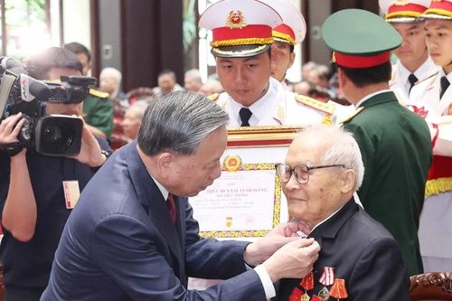 Ban Bí thư bổ sung Huy hiệu 35 năm, 95 năm tuổi Đảng