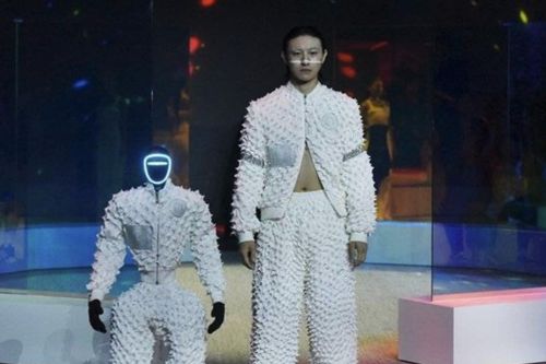 Robot hình người tự tin sải bước trên sàn catwalk tại Seoul
