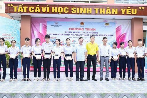 Hơn 200 học sinh được tư vấn tuyển sinh