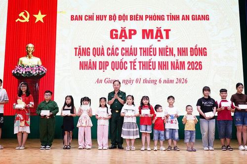 Tặng quà con em cán bộ biên phòng nhân ngày Quốc tế Thiếu nhi