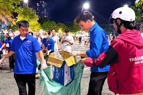 Tuổi trẻ chung sức làm sạch đường phố