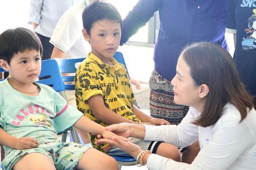 Mặt trận thành phố Đà Nẵng thăm, tặng quà cho thiếu nhi nhân dịp 1/6