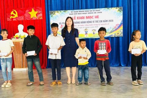 Ia Rsai khai mạc hoạt động hè và trao quà cho trẻ em có hoàn cảnh khó khăn