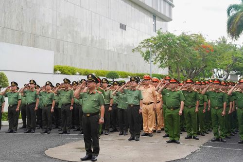 Công an tỉnh Khánh Hòa tổ chức lễ chào cờ tháng 6