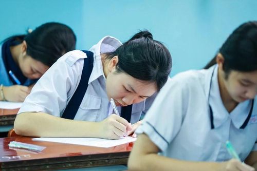 Đề Văn thi lớp 10 tại TP. Hồ Chí Minh bàn về những sắc màu cảm xúc