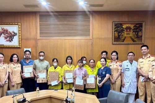 Hà Nội: Đội CSGT số 4 lan tỏa phong trào thi đua 'Ba nhất' bằng những việc làm thiết thực vì trẻ em có hoàn cảnh khó khăn