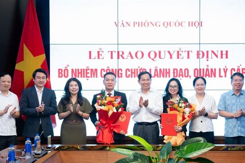 Tổng Thư ký Quốc hội, Chủ nhiệm Văn phòng Quốc hội Lê Quang Mạnh trao quyết định bổ nhiệm lãnh đạo cấp vụ