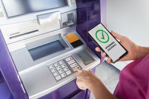 Sử dụng cây ATM của ngân hàng khác nộp tiền vào tài khoản của mình có được không?