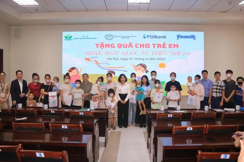Hội Bảo vệ quyền trẻ em Việt Nam trao yêu thương tới 100 bệnh nhi dịp Quốc tế Thiếu nhi 1/6