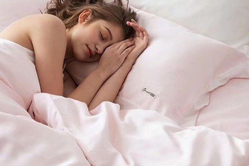 Bác sĩ cảnh báo: Chiếc vỏ gối lâu ngày không giặt có thể là nguyên nhân khiến da nổi mụn liên tục