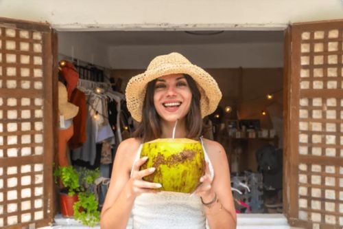 Nắng nóng đỉnh điểm, có nên uống nước dừa thay nước lọc?
