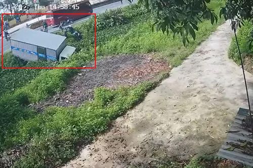 Khoảnh khắc ô tô tải quay đầu 'thần tốc', húc văng xe máy xuống mương