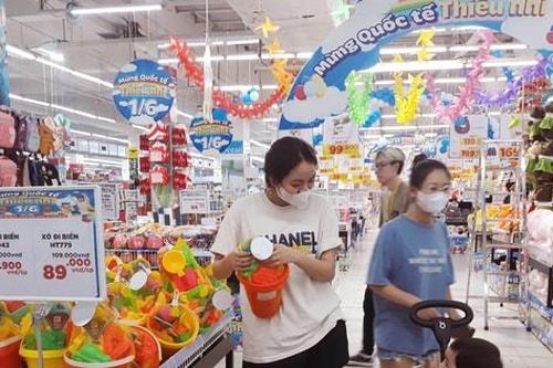 Quà tặng bình dân hút khách dịp 1-6