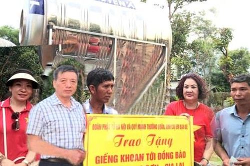 Trao quà tổng trị giá 465 triệu đồng cho trẻ em và đồng bào vùng khó khăn