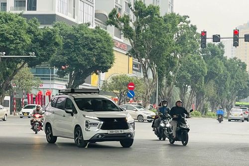 Xăng E10 bán đại trà ngày đầu: Lượng tiêu thụ dần ổn định, người dùng bắt đầu làm quen