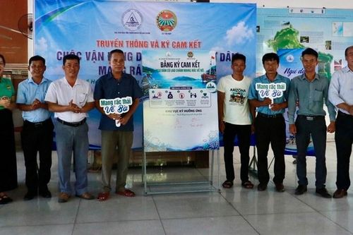 Ngư dân Cù Lao Chàm cam kết mang rác thải về bờ