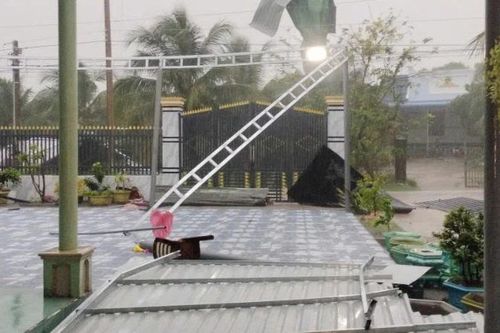 Lâm Đồng: Lốc xoáy làm nhiều nhà dân xã Hồng Sơn hư hỏng