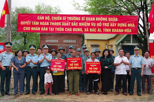 Quân chủng Phòng không - Không quân tặng quà các gia đình chính sách