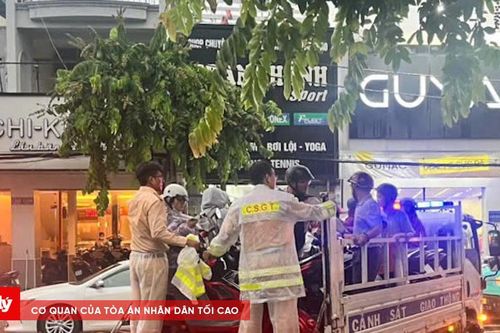 CSGT dùng xe đặc chủng chở người dân qua 'rốn ngập'