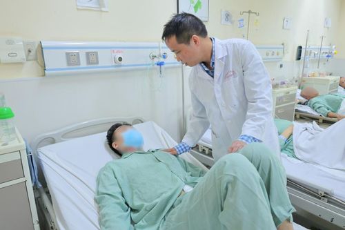 Bác sĩ ghép lại quả thận dập nát cho người đàn ông trẻ