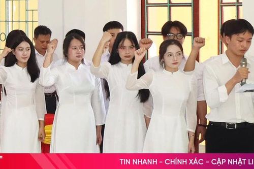 Ngôi trường nổi tiếng ở Đức Thọ có thêm 37 học sinh ưu tú đứng vào hàng ngũ của Đảng