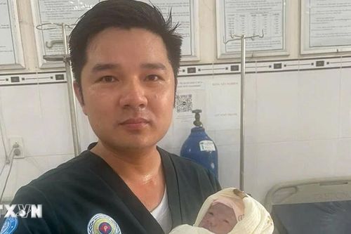 An Giang: Sản phụ sinh con trên xe được quân y cấp cứu kịp thời