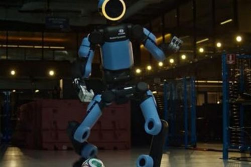 Robot Atlas của Hyundai phô diễn tuyệt kỹ bóng đá vắt chéo chân cực đỉnh