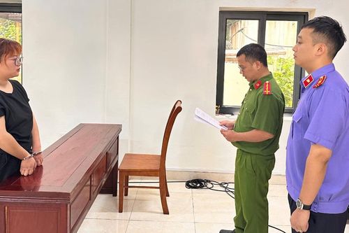 Khởi tố nữ đối tượng cầm dao truy sát người trong quán trà sữa