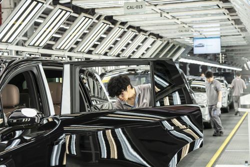 Sản xuất tại Trung Quốc giảm tốc, xuất khẩu vẫn là điểm sáng