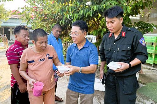 Hơn 10 năm bán bữa sáng giá 2.000 đồng