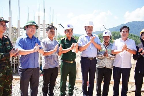 Bí thư Thành ủy Đà Nẵng Lê Ngọc Quang kiểm tra tiến độ trường học, tặng quà người dân khó khăn vùng cao