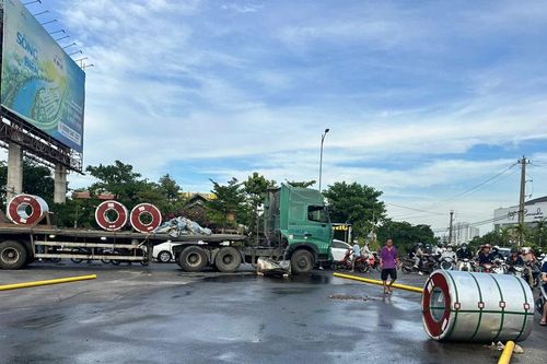 Gia Lai xử lý hàng loạt xe đầu kéo chở tôn cuộn không chằng buộc an toàn