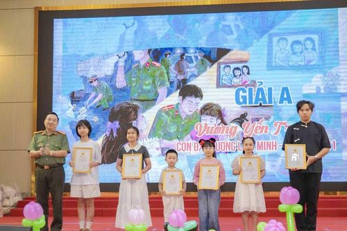 Tết thiếu nhi cho con em cán bộ, chiến sĩ Công an Lâm Đồng