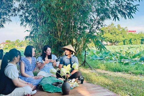 Để du lịch Cố đô không là phông nền trước cơn lốc 'check-in'