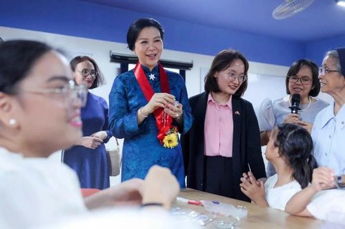Phu nhân Tổng Bí thư, Chủ tịch nước Tô Lâm thăm trẻ em hoàn cảnh đặc biệt tại Philippines