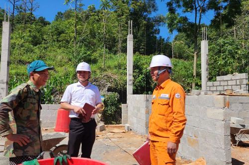Theo chân thợ điện lên vùng Lục Khu