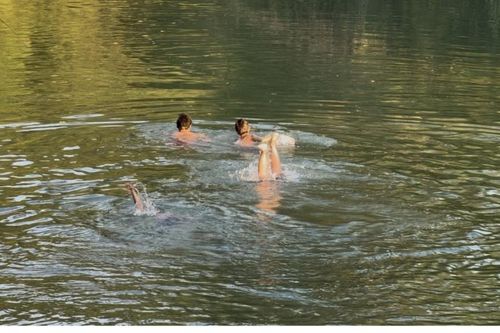 Nguy cơ mất an toàn khi trẻ em tự ý tắm sông, suối
