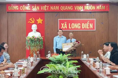Đảng viên xã Long Điền nhận Huy hiệu 50 năm tuổi Đảng